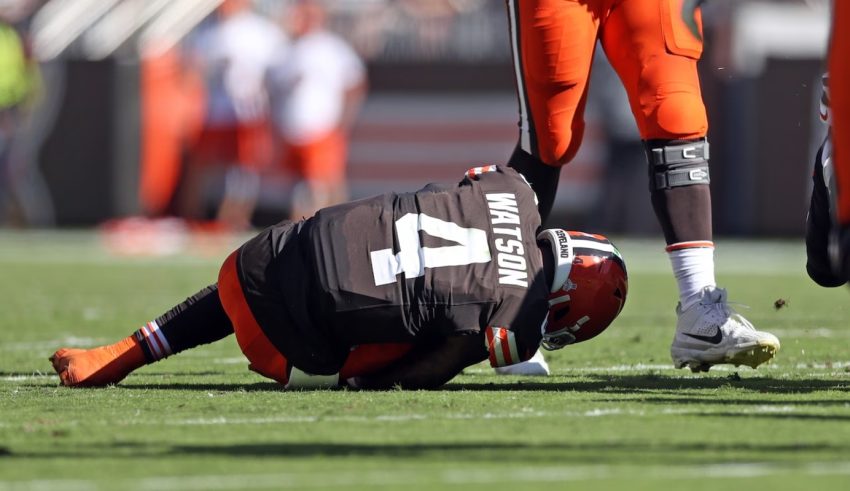 Deshaun Watson Scores, Leading Bengals to 21-14 Victory Over Browns; Cleveland Sinks in Defeat