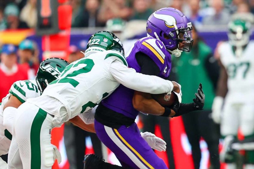 "Jets Miss Fantastic Comeback in 23-17 Loss to Vikings"