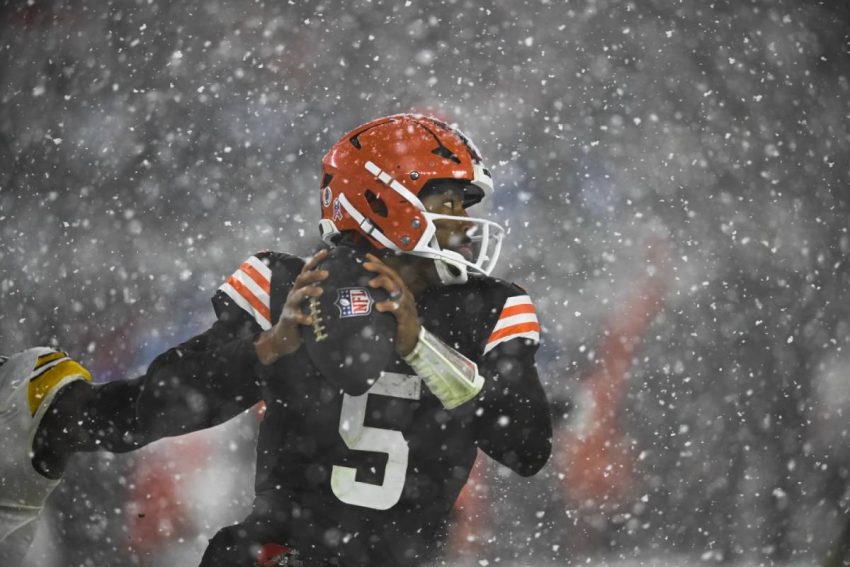 "Browns Defeat Steelers 24-19: Jameis Winston Shines Despite Snowstorm"