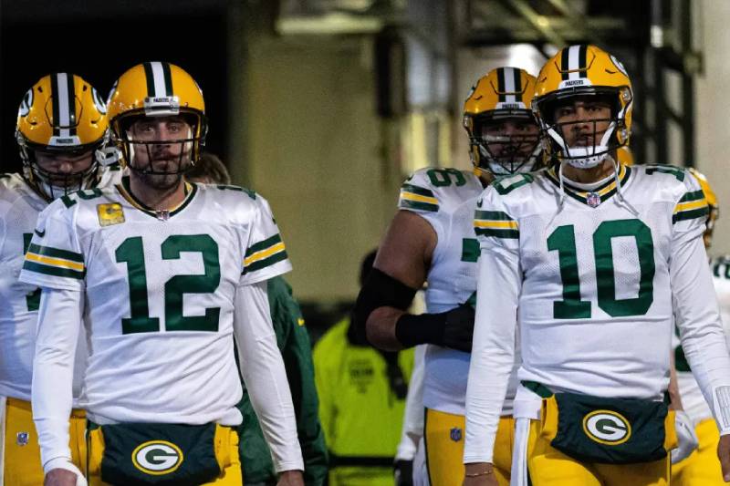 Aaron Rodgers Contemplates Future, Expresses Readiness to Become a Mentor