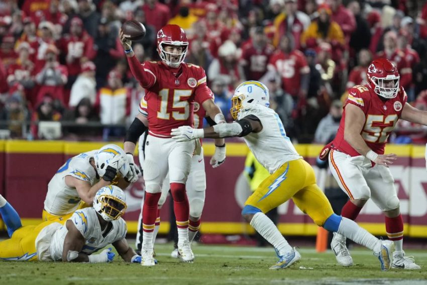 Chiefs Defeat Chargers 19-17 in a Survival Reign Game