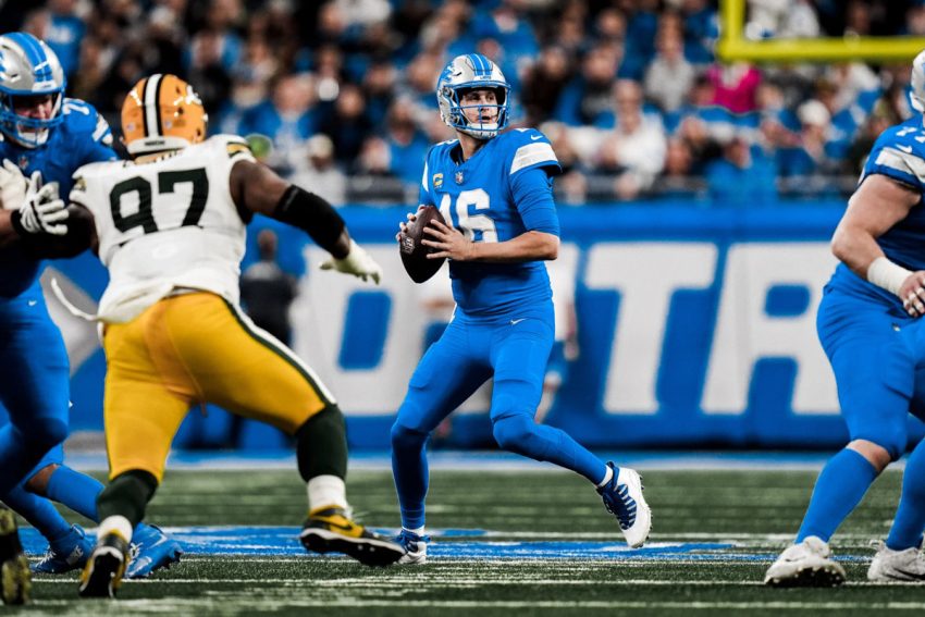 "Detroit Lions Defeat Green Bay Packers 34-31: Lions Prove Unstoppable"