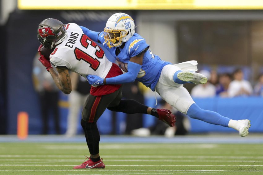 Mike Evans Leads Buccaneers to 40-17 Victory Over Chargers