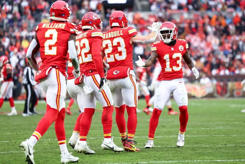 Patrick Mahomes and Kansas City Chiefs Secure a Steady 27-19 Victory Over Texans