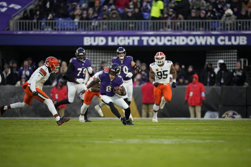 Lamar Jackson and Baltimore Ravens Easily Defeat Cleveland Browns with a 35-10 Score